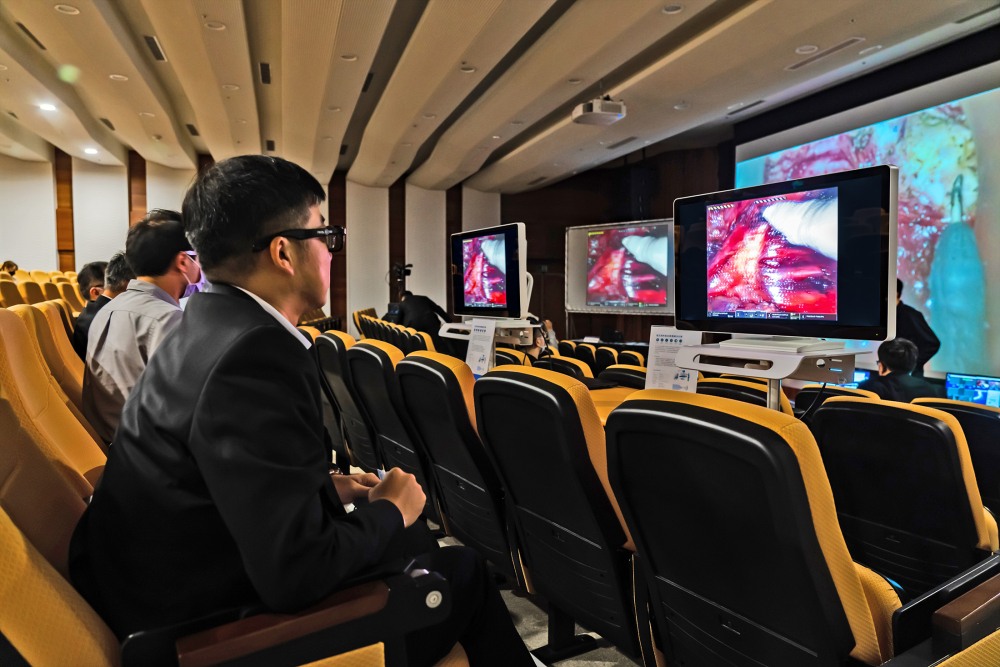 �_(d��)��֮���_(d��)�������3DӰ���Q�����������_(d��)�������g(sh��)�C(j��)���ֱ۵�3DӰ�񼴕r(sh��)�B���D(zhu��n)�����ڕ�(hu��)�h���^Ħ���t(y��)����ֻҪ����ƫ�����R�������c��(zh��)���t(y��)������ͬ����3D���wӰ�����R�����_(t��i)�F(xi��n)��(ch��ng)���s���_(d��)�������g(sh��)�ČW(xu��)��(x��)����